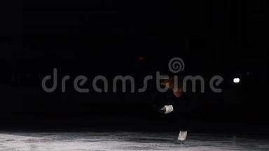 在花样滑冰比赛中，一位专业的小花样滑冰运动员从坐姿进行旋转